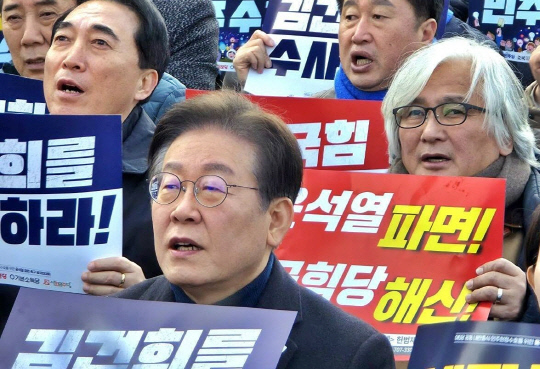 지난 3월8일 서울 종로구 헌법재판소 인근에서 열린 '내란종식·민주헌정수호를 위한 야5당 공동 윤석열 파면 촉구 범국민대회'에 이재명 더불어민주당 대표와 김민웅(오른쪽) 촛불행동 상임대표가 나란히 참석해 있다.<김준혁 더불어민주당 의원 페이스북 사진 갈무리>